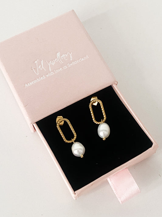 Pearl earring, gold studs with a small pearl. Gold Waterpoof medium earrings. Dangle and classy studs. Women perfect gift jewelry. Timeless earrings for everyday.