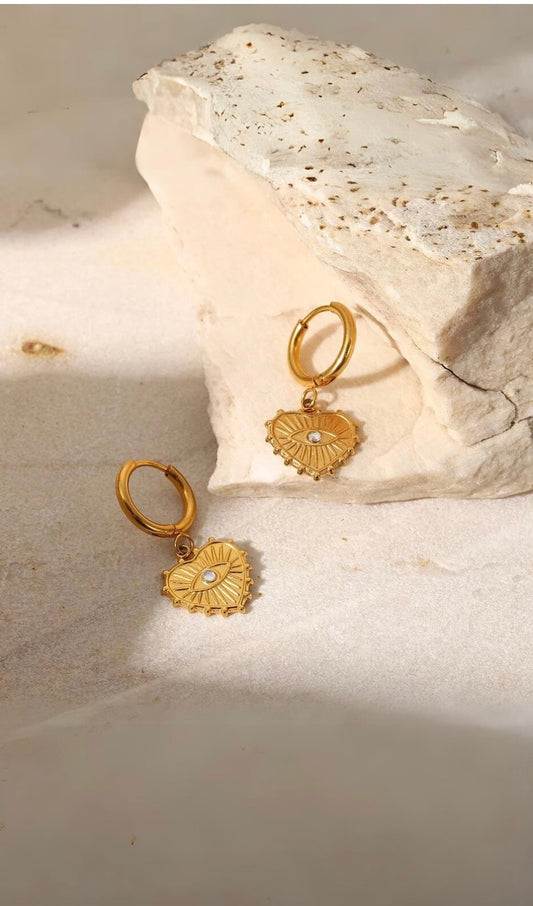 Heart shaped earrings. Medium size Huggies. Gold trendy jewelry. Stackable earrings. Evil eye in the middle. Jewelry for protection. Waterproof jewelry.